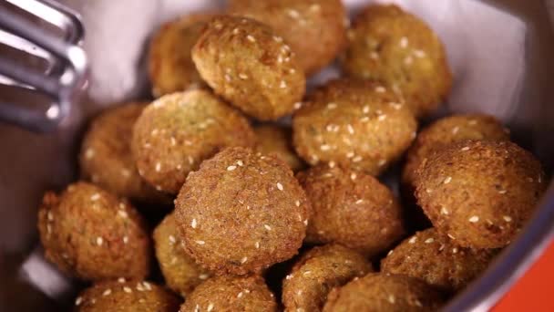 Färsk falafel på plattan — Stockvideo