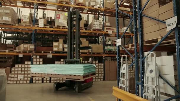 Vysokozdvižný vozík uvnitř skladu — Stock video