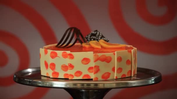 Delicious cake spinning on display — Stock Video