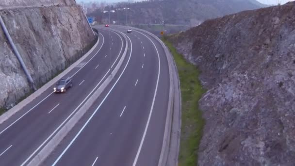 Carros na auto-estrada colina — Vídeo de Stock