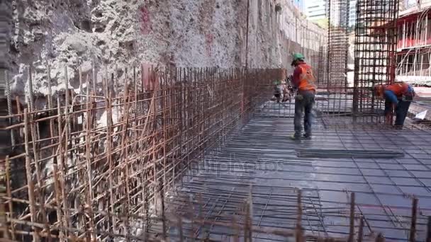 İnşaat İşçileri bükülmüş ayarı çelik kafes — Stok video