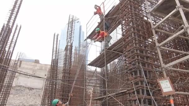 Trabajadores de la construcción — Vídeo de stock