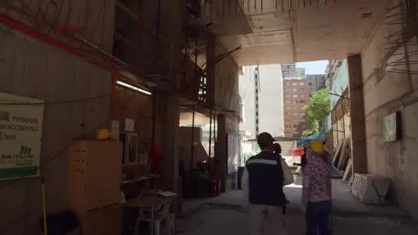 Travailleurs entrant sur un chantier de construction — Video