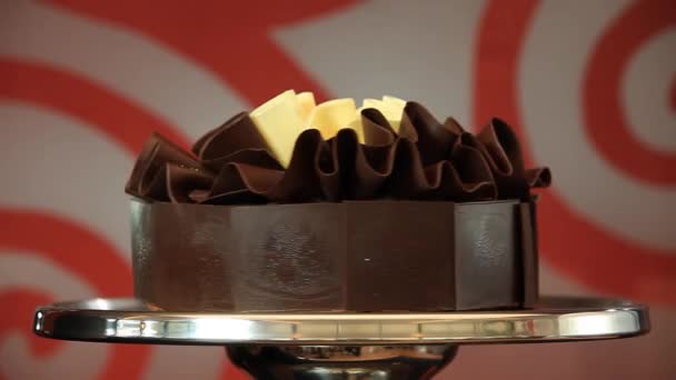 Délicieux gâteau tournant sur l'affichage — Video