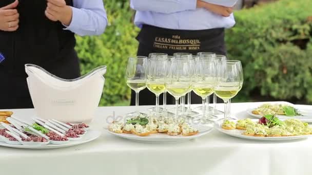 Mesa con aperitivos y copas de vino — Vídeos de Stock