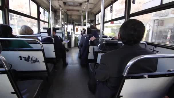 Interior de autobús lleno de gente — Vídeo de stock