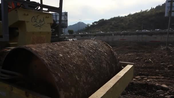 Bulldozer con torre en el fondo — Vídeos de Stock