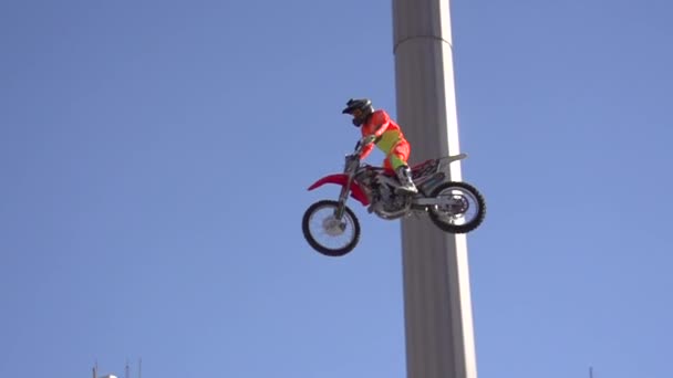 Biker skacze w zwolnionym tempie — Wideo stockowe
