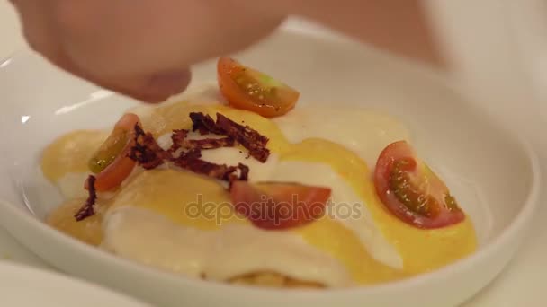 厨师的手洒西红柿 — 图库视频影像