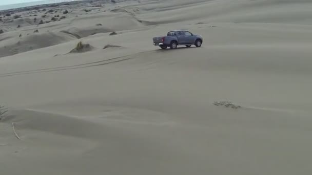 Caminhão em dunas de areia — Vídeo de Stock