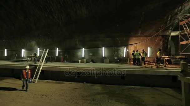 Travailleurs dans le tunnel souterrain sombre — Video