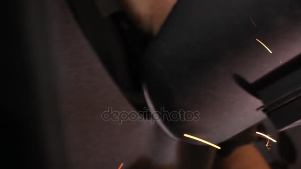 Soudeur masculin au travail 