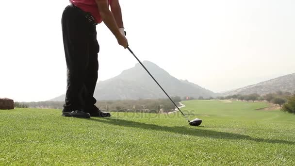 Homme mettant golf — Video