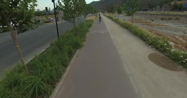 Fietser rijden in de buurt van creek — Stockvideo