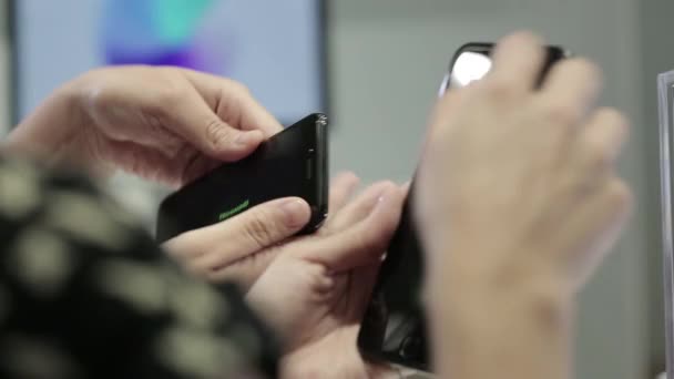 Руки за допомогою смартфона — стокове відео