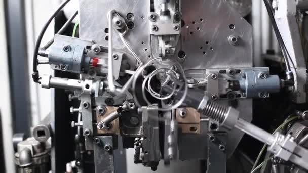 Máquina de fazer molas em uma fábrica — Vídeo de Stock
