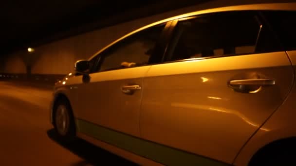 Autó leszorítják a város alagút — Stock videók