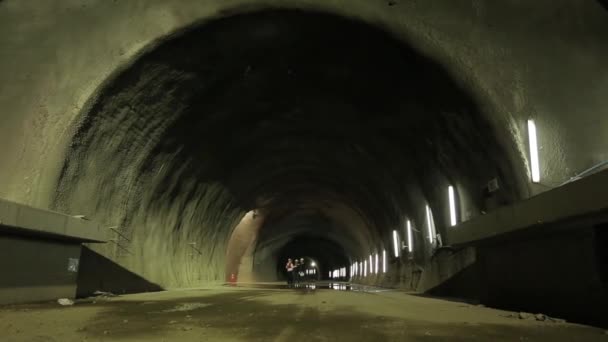 Workers in dark underground tunnel — Stock Video