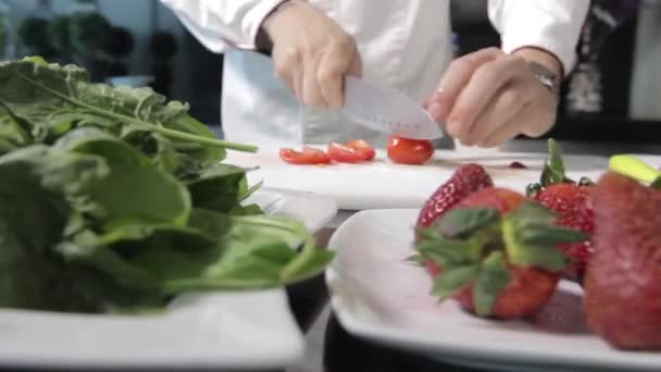 Fresh strawberries being chopped — Stock Video