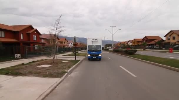 Вождение грузовика в жилом районе — стоковое видео