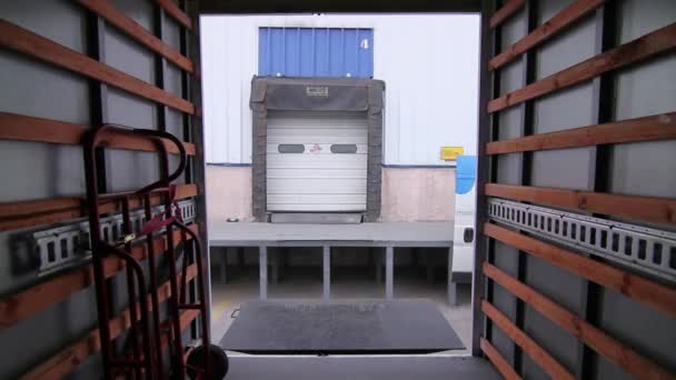 Vrachtwagen aankomen op docking gebied — Stockvideo