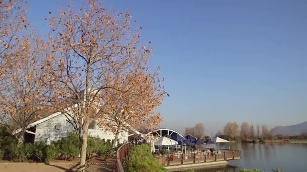 Restaurante vacío junto al lago — Vídeo de stock