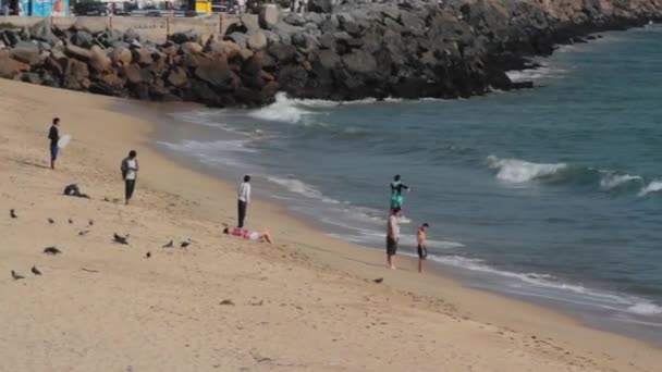 Personas descansando en la costa de la playa — Vídeos de Stock