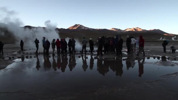Turisti che guardano geyser — Video Stock
