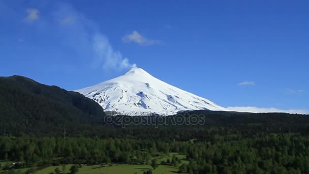 Nevado pico de un volcán — Vídeo de stock