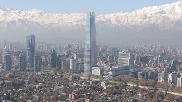 Ciudad con montañas y flores — Vídeo de stock