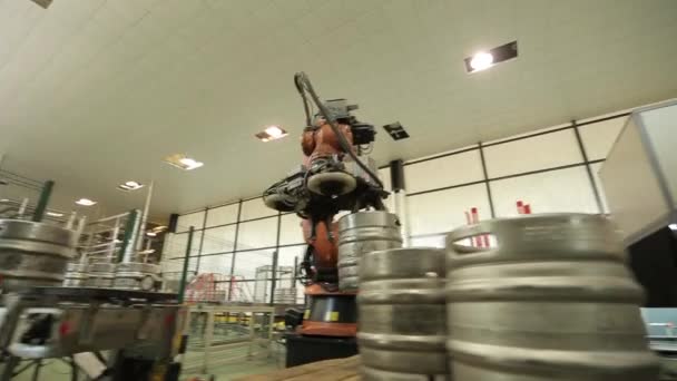 Machine handling beer kegs — Stock Video