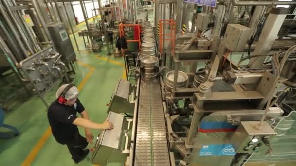Beer kegs on line — Stock Video