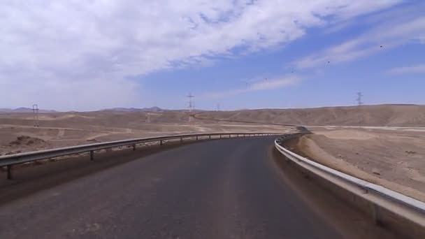 Camino del desierto y montañas — Vídeo de stock