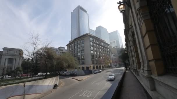 Wandelen op stedelijk gebied met park — Stockvideo