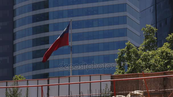 Bandera de Chile sobre fondo rascacielos — Vídeo de stock