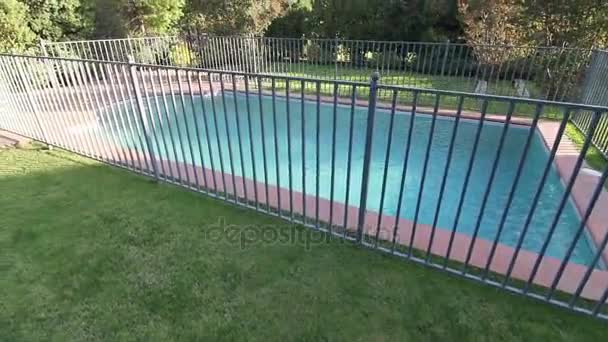 Cerca de seguridad de la piscina — Vídeo de stock