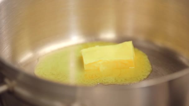 Schmelzende Butter auf Pfanne — Stockvideo