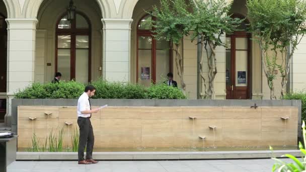 Estudiantes fuera del aula — Vídeo de stock