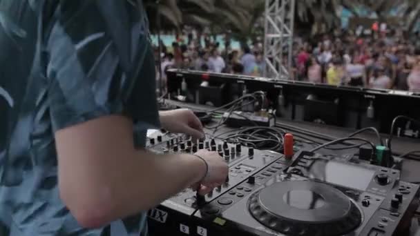 DJ mezclando música para un público — Vídeo de stock