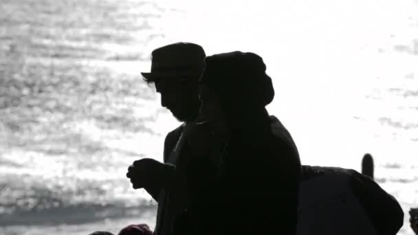Пара силуэт против моря — стоковое видео