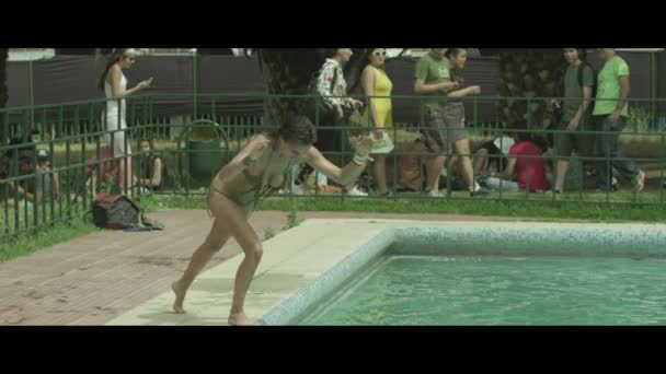 Femme plongeant dans la piscine — Video