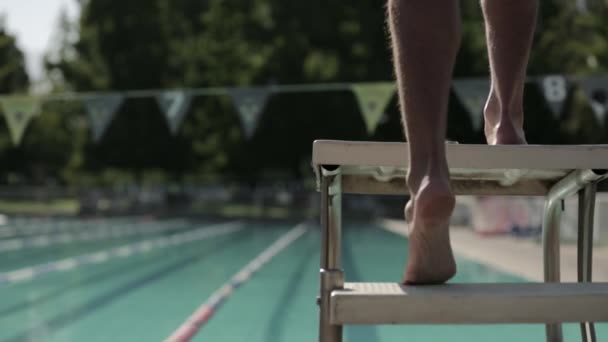游泳者的脚攀爬 — 图库视频影像