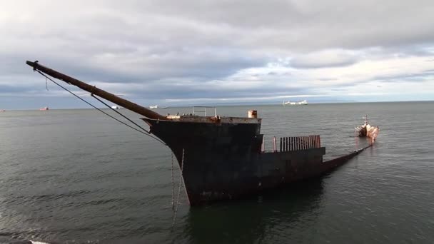 Båd forbliver på havet – Stock-video