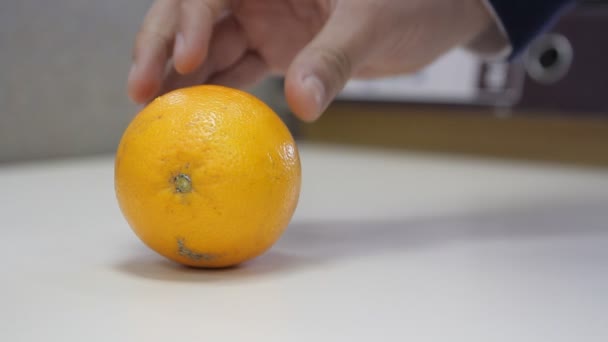 Χέρι κοπή ένα πορτοκάλι — Αρχείο Βίντεο