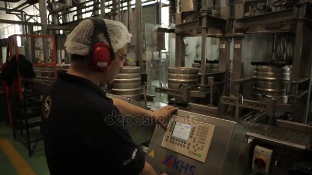 Worker manning beer keg line — Stock Video