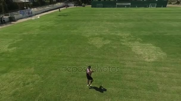 Coureur vérifier sa montre sur le terrain — Video