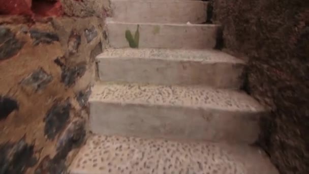 POV, идущий вверх по лестнице — стоковое видео
