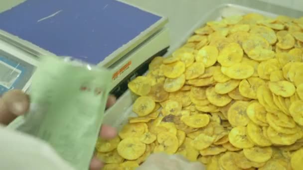 Close Dari Paket Chip Pisang Sedang Ditimbang Oleh Sarung Tangan Stok Rekaman Bebas Royalti