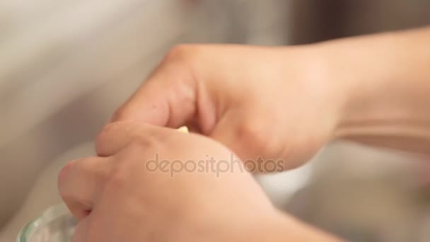 Manos poniendo galletas trituradas en la licuadora — Vídeos de Stock