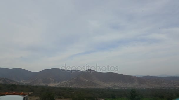 Montañas en valle verde — Vídeos de Stock